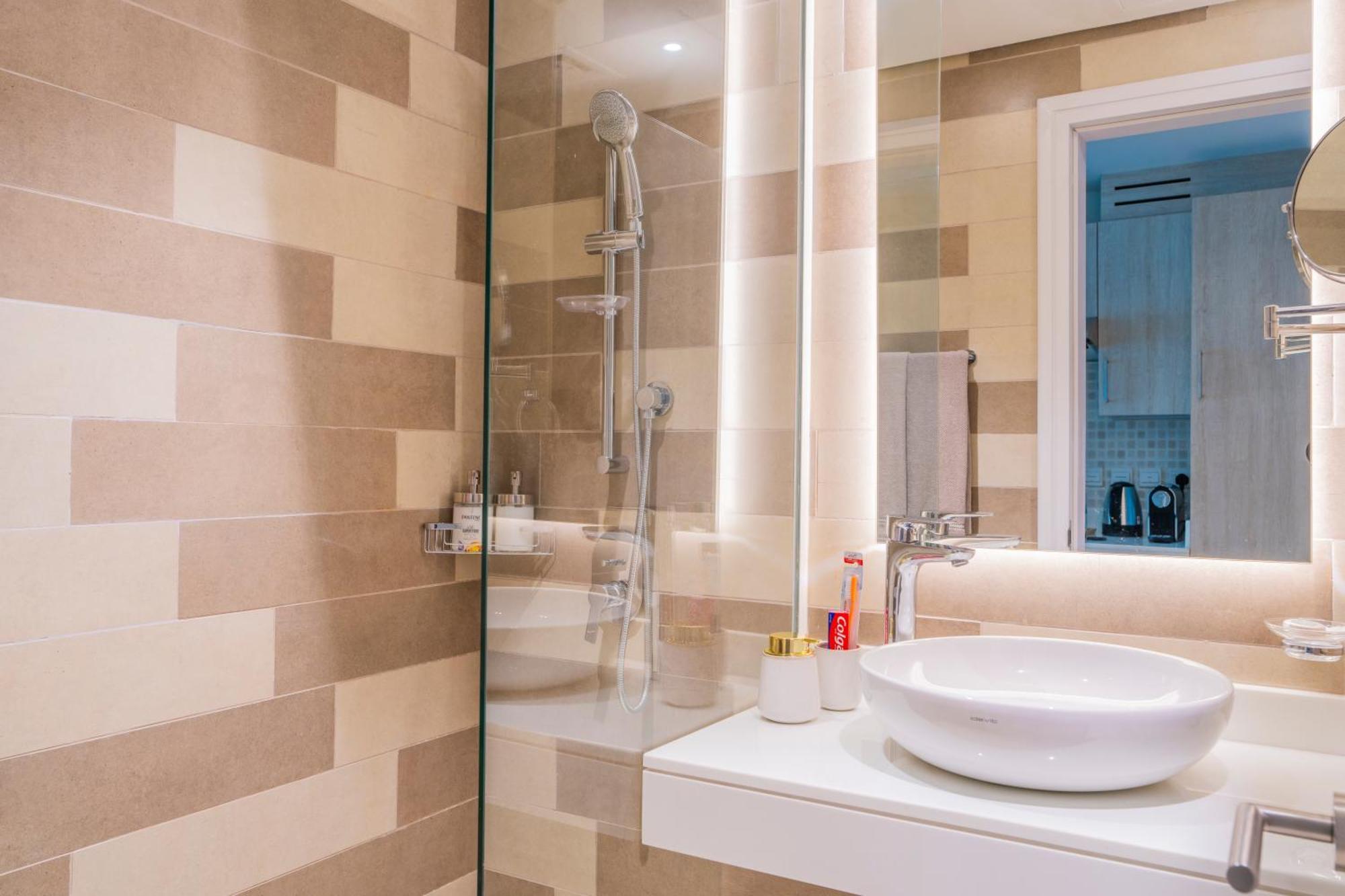 Studio With Pool And Private Beach Access On Palm Jumeirah Dubai Exteriör bild